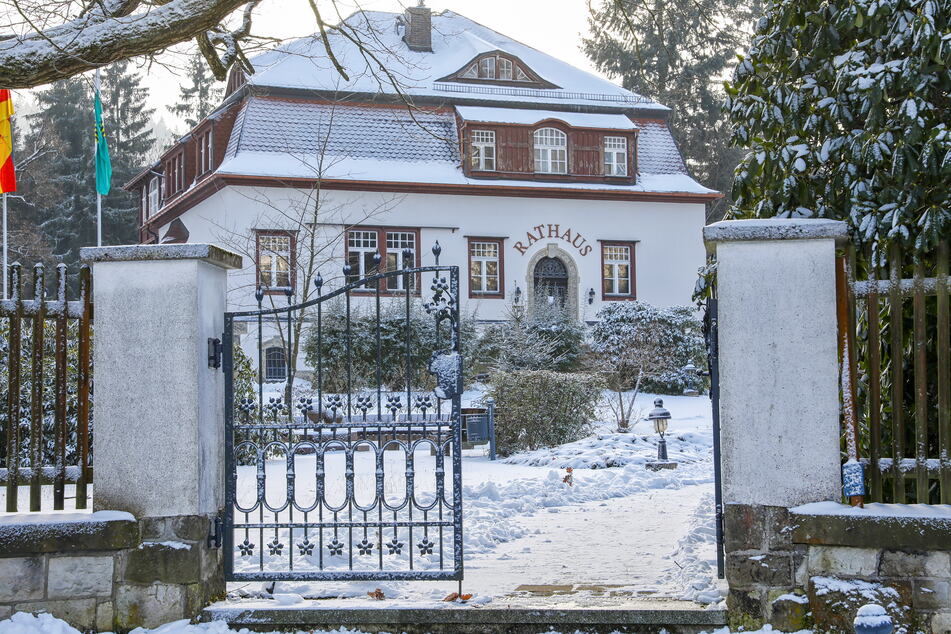 Mondäne Villa in traumhafter Lage mit albtraumhaften Unterhaltskosten - das Oybiner Rathaus. Jetzt hat es die Gemeinde verkauft.