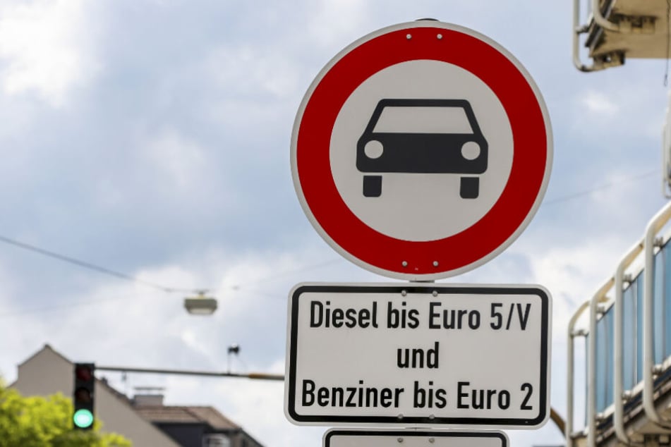 Ein Schild weist in Darmstadt auf das Diesel-Fahrverbot hin (Archivbild).