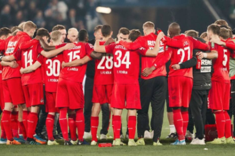 Die Mannschaft des 1. FC Köln steht zusammen.