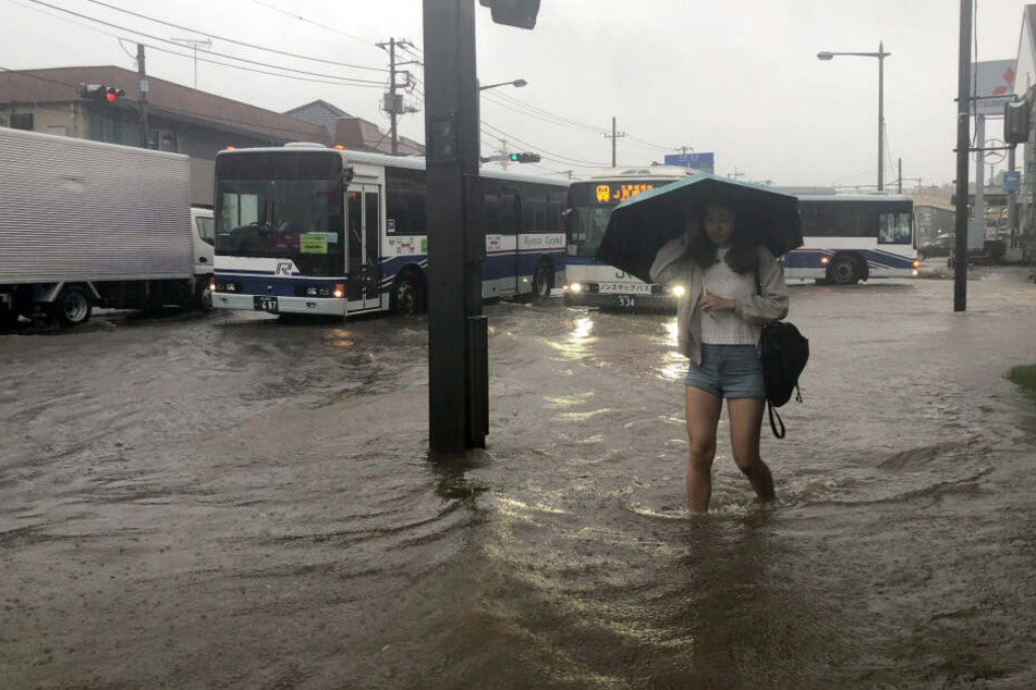 Eine Straße in Narita, östlich von Tokio, ist durch heftige Regenfälle überflutet.