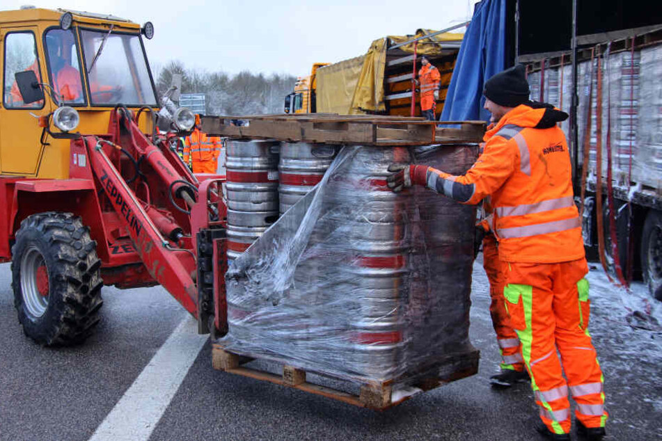 Bierretter helfen mit, die kostbare Ware zu bergen.