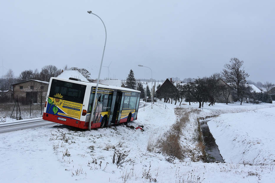 Der Bus krachte gegen die Laterne.