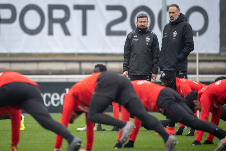 Beim Training: Athletiktrainer Martin Franz (l) und Pellegrino Matarazzo, Trainer des VfB Stuttgart, schauen den Spielern beim Warmmachen zu.