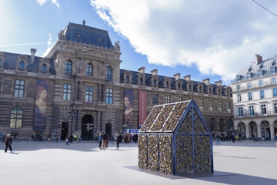 Aus den abmontierten Liebesschlössern machte Carmen Mariscal in Paris Kunst.