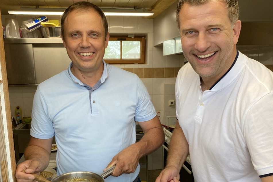 René Kindermann (46) macht's mit Schwarzkollms Bürgermeister Mirko Pink - die Lausitzer Spezialität Buttermilch-Plinsen.