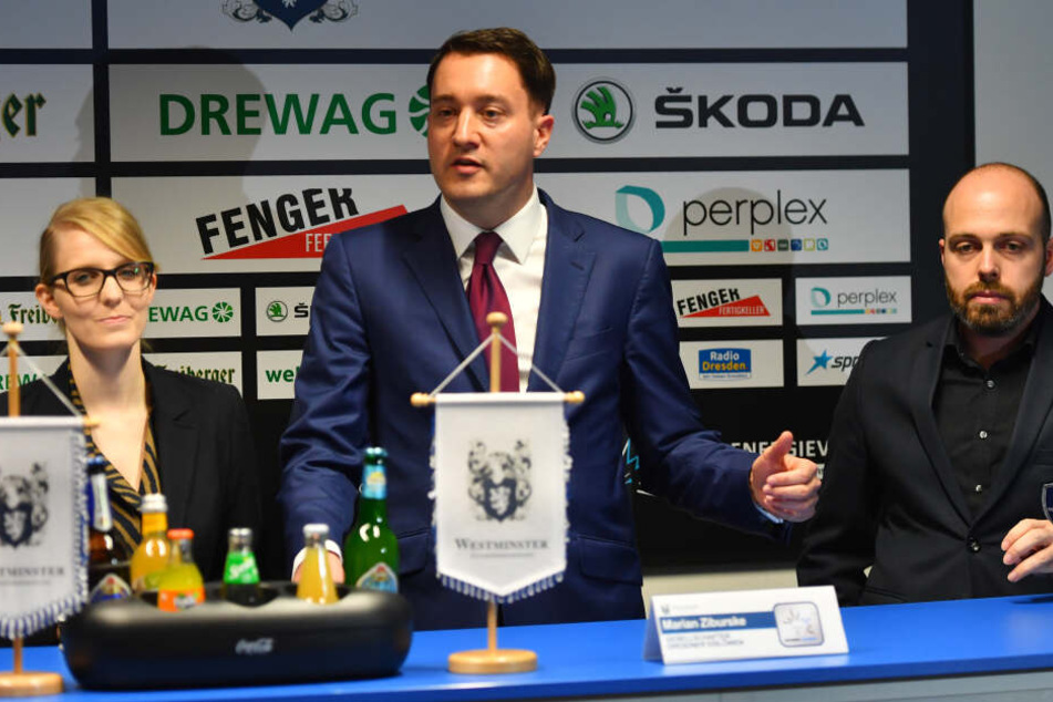 Gesellschafter und Hauptsponsor Marian Ziburske (M.) hat viel Einfluss bei den Eislöwen. Aber er betont immer, dass der Stammverein mit 51 Prozent die Mehrheit und damit das Sagen habe.