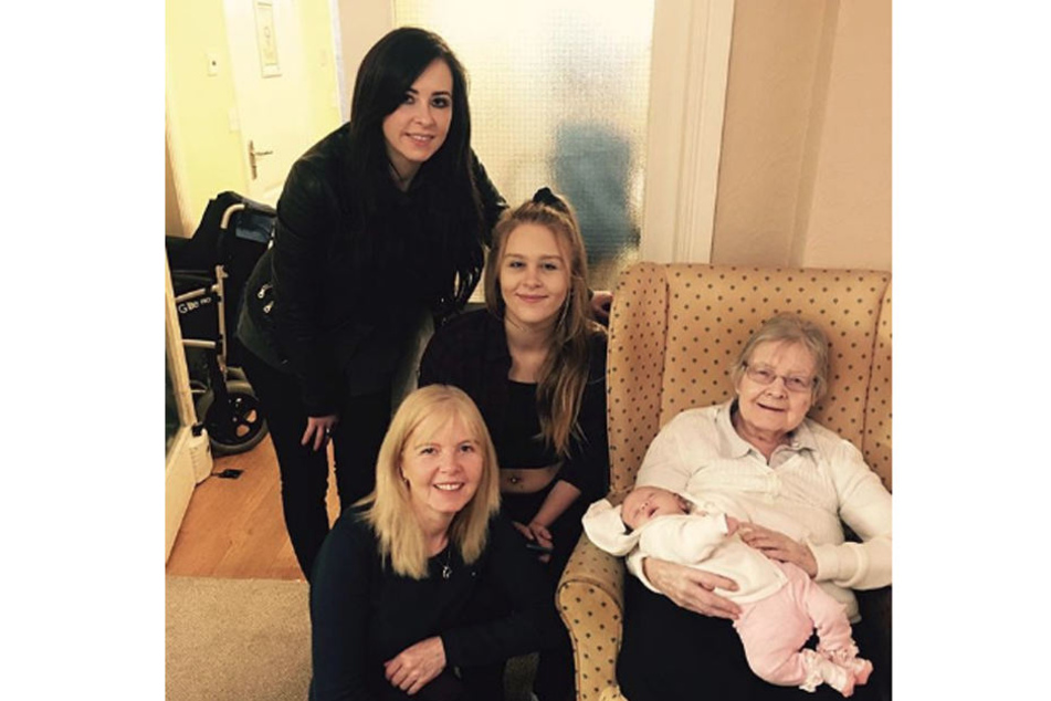 Fünf Generationen auf einem Foto: Carrie Hilton (36, oben) mit ihrer Mutter, Großmutter, Tochter und Enkelin.