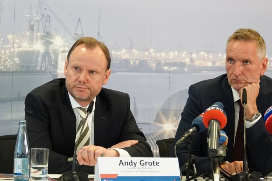 Innensenator Andy Grote (SPD, l), und Verfassungsschutzchef Torsten Voß stellten den Schutzbericht vor.