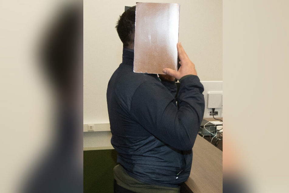Ein 38-jähriger Angeklagter mit Kontakten zum Berliner Clan-Milieu steht im Gerichtssaal.