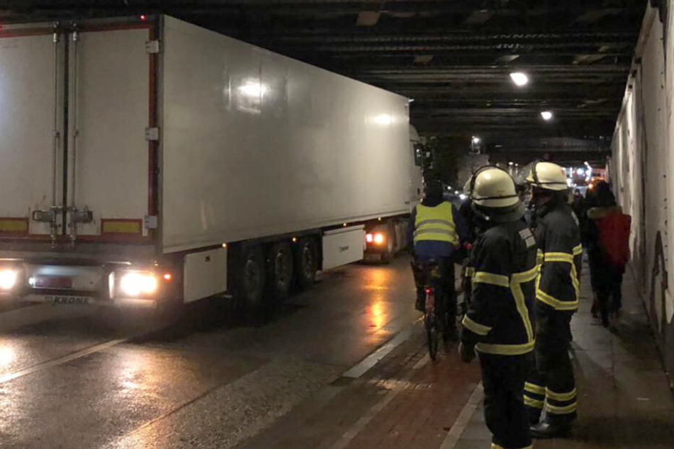 Der Lastwagen musste rückwärts aus dem Tunnel gelotst werden.