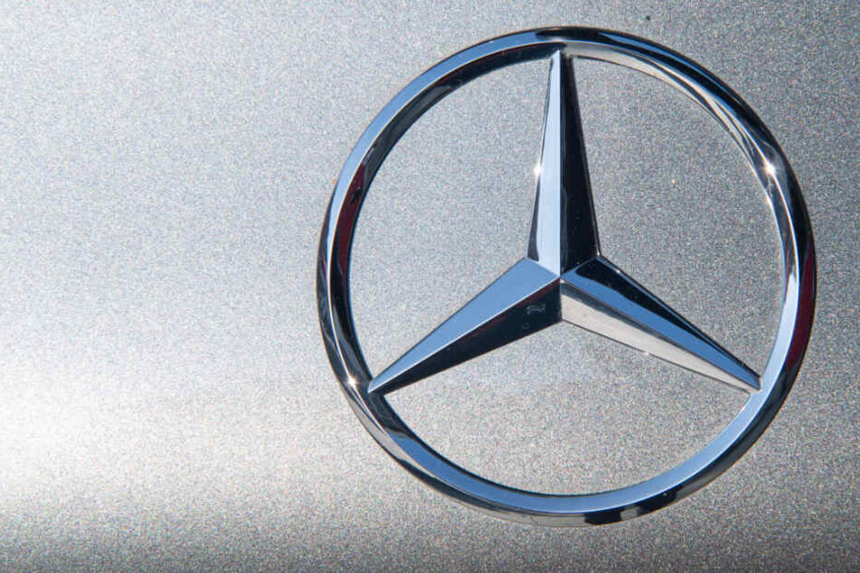 Ein Mercedes-Stern glänzt.