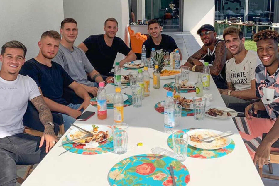 Es gibt kein Bier im Verein, es gibt kein Bier - zumindest nicht während der Saison. Spaß hatten die FC-Bayern-Jungs trotzdem.