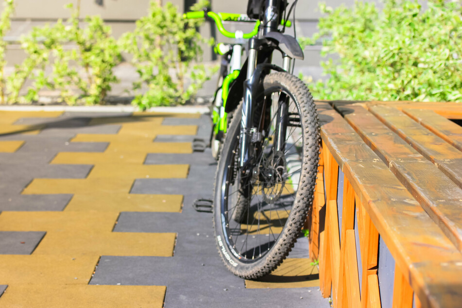 Im Vorderrad seines Bikes blieb ein anderer Siebenjähriger auf der Pillnitzer Landstraße stecken, musste auch befreit werden. (Symbolbild)