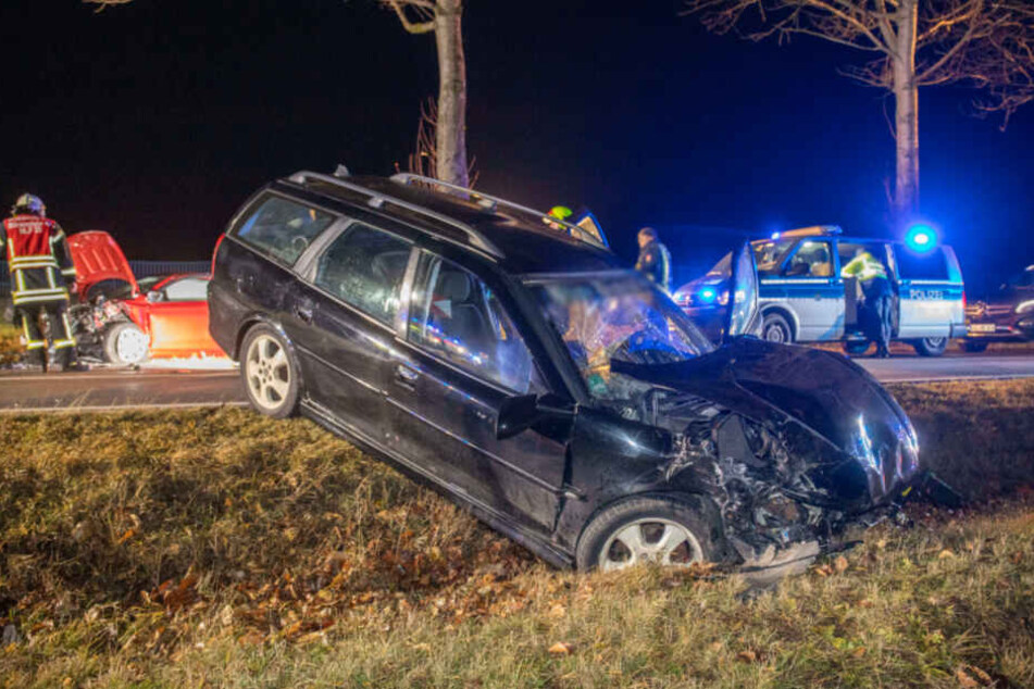 Der Aufprall war so heftig, dass beide Autos im Graben landeten.