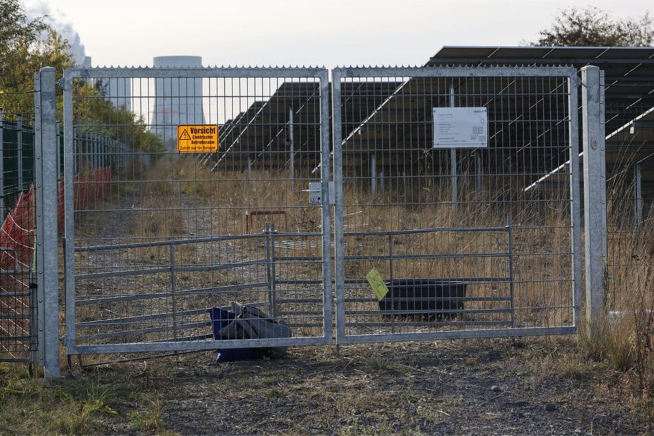 Diese Tore brachen die Ganoven auf und machten sich dann über die Verkabelung der Anlage her.
