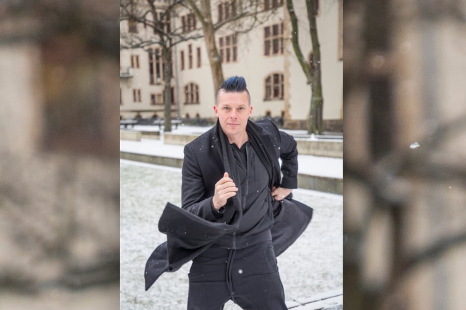 Der "Dark Tenor" tanzt in seinem alten Schulhof der Kreuzschule im Schnee.