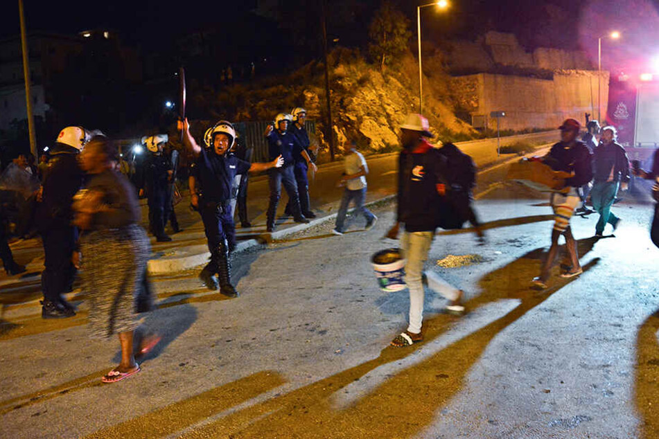 Polizisten evakuieren Menschen auf der griechischen Insel Samos. Im völlig überfüllten Flüchtlingslager ist es zu Schlägereien zwischen Migranten aus Syrien und Afghanistan gekommen.