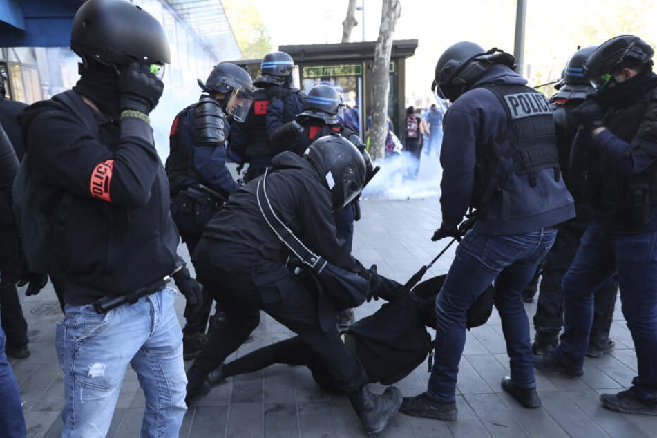 Die Polizei verhaftet einen Demonstranten während einer "Gelbwesten"-Demonstration.