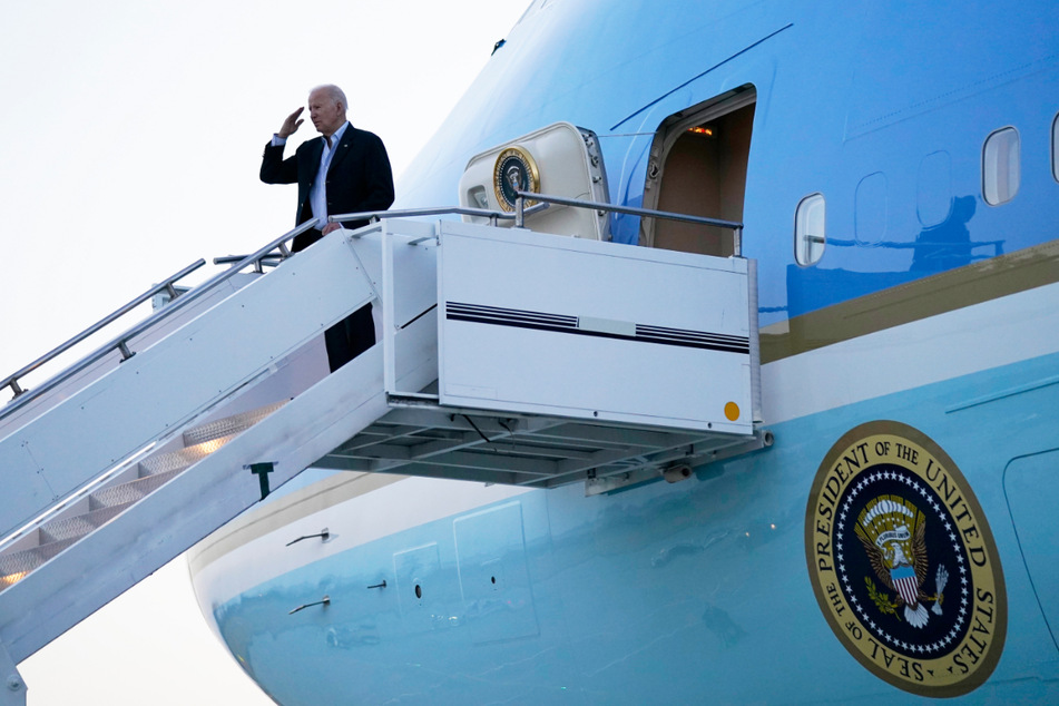 Joe Biden salutiert, bevor er auf dem Flughafen Rzeszow-Jasionka auf dem Weg nach Warschau in die Air Force One steigt.
