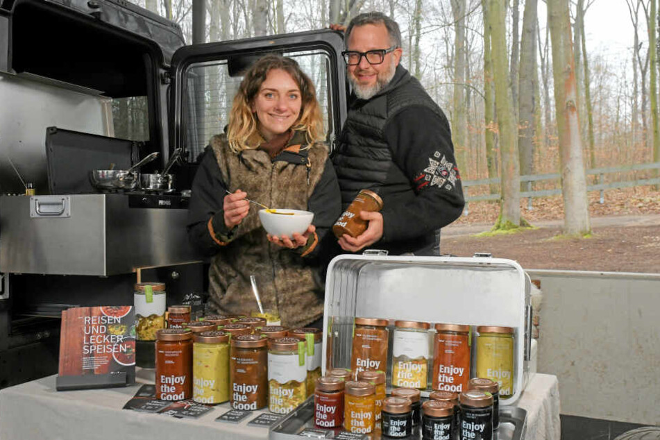 Nach dem Coffee-to-go gibt's jetzt die Mahlzeit zum Mitnehmen: Die hochwertigen Reise-Speisen passen perfekt zu den sündhaft teuren Edelstahl-Campingküchen.