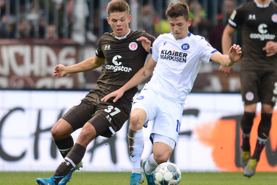 Finn-Ole Becker geht gegen Marvin Wanitzek in den Zweikampf.