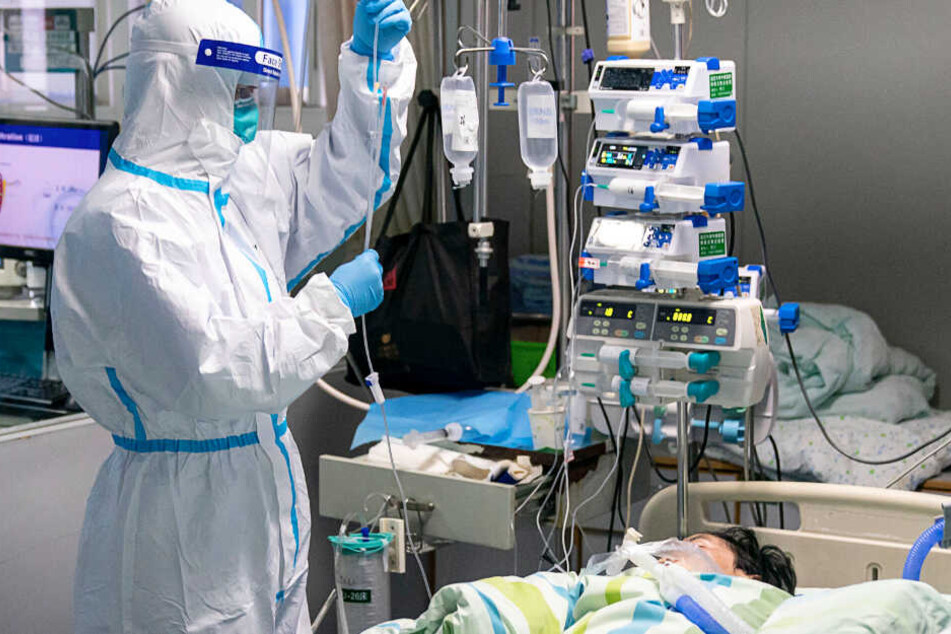 Ein Arzt behandelt einen am Coronavirus erkrankten Menschen im chinesischen Wuhan.