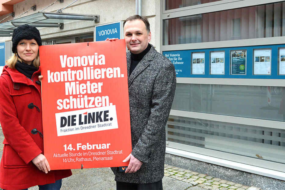Linken-Chef André Schollbach (40) und Stadträtin Pia Barkow (33) Anfang des Jahres vor dem Vonovia-Kundenzentrum an der Pfotenhauerstraße.