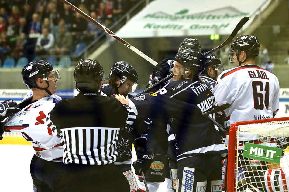 Vorm Deggendorfer Kasten ging's in der 32. Minute heiß her. DSC-Spieler Christoph Gawlik (l.) packte die Fäuste aus. Der Schiri stand daneben, ahndete es aber nicht.