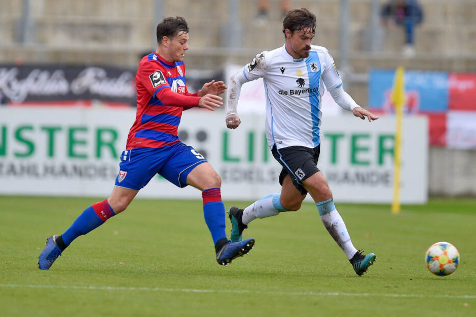 Tom Boere (l.) und Dennis Erdmann im Zweikampf um den Ball.