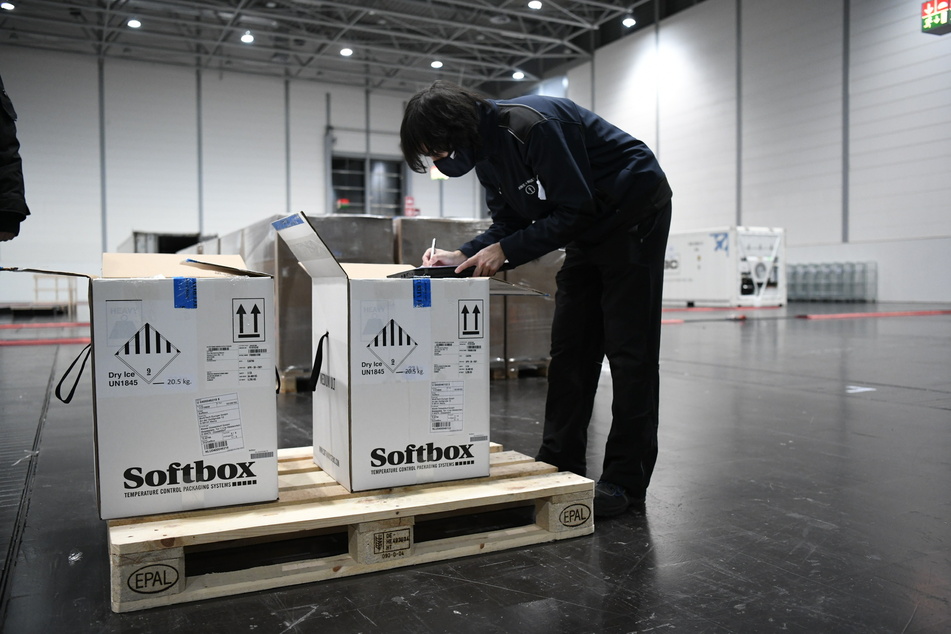 Mitarbeiter verschiedener Logistikunternehmen nehmen den Corona-Impfstoff im Zentrallager von Nordrhein-Westfalen an.