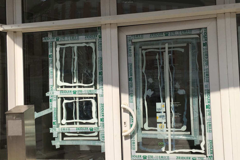 Eingangstür und Fenster gingen zu Bruch.