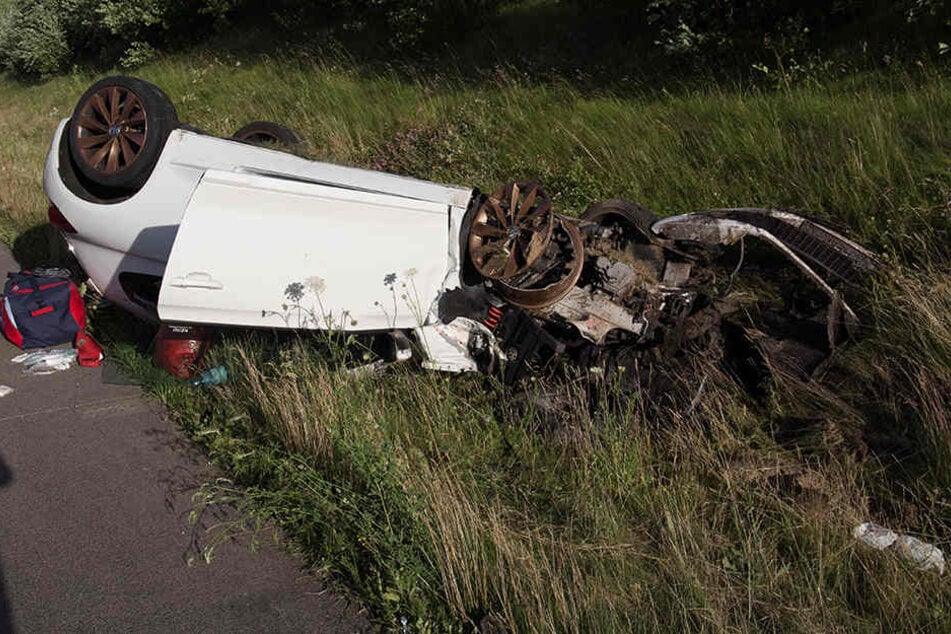 Ein VW blieb nach dem Unfall im Graben liegen.