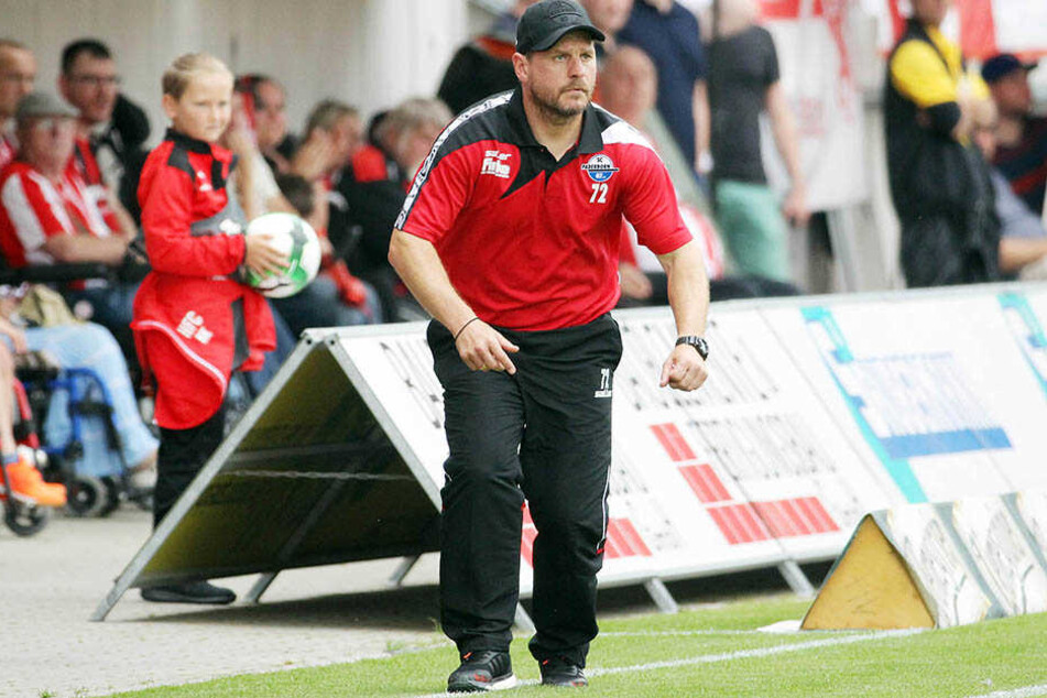 Den kommenden Gegner hat Steffen Baumgart (45) schon genau unter die Lupe genommen.