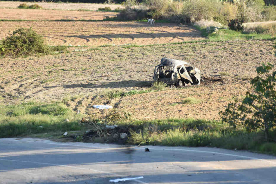 Das explodierte Wrack des Autos der populären Bloggerin Daphne Caruana Galizia auf einem Acker neben der Straße in Mosta.
