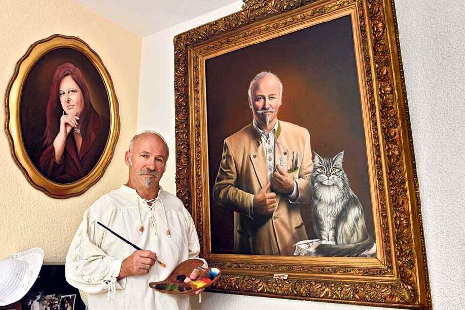 Maler Schwenke vor einem Selbstbildnis mit Katze.