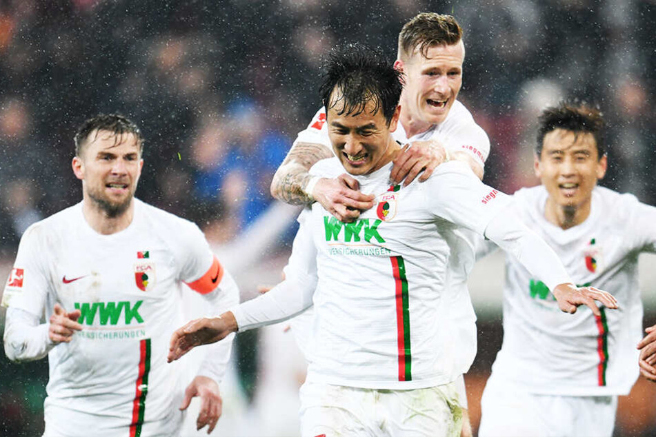 Daniel Baier (l-r), Dong-Won Ji, André Hahn und Ja-Cheol Koo von Augsburg jubeln über den Treffer zum 2:0 durch Ji.