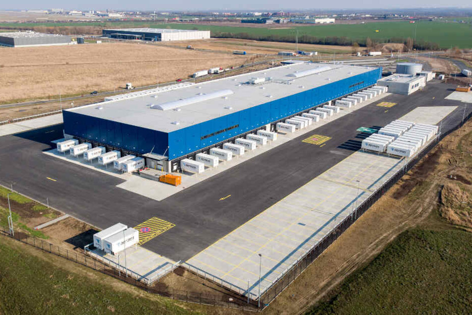 Das neue Logistikzentrum liegt direkt am Flughafen Leipzig/ Halle (Saale).