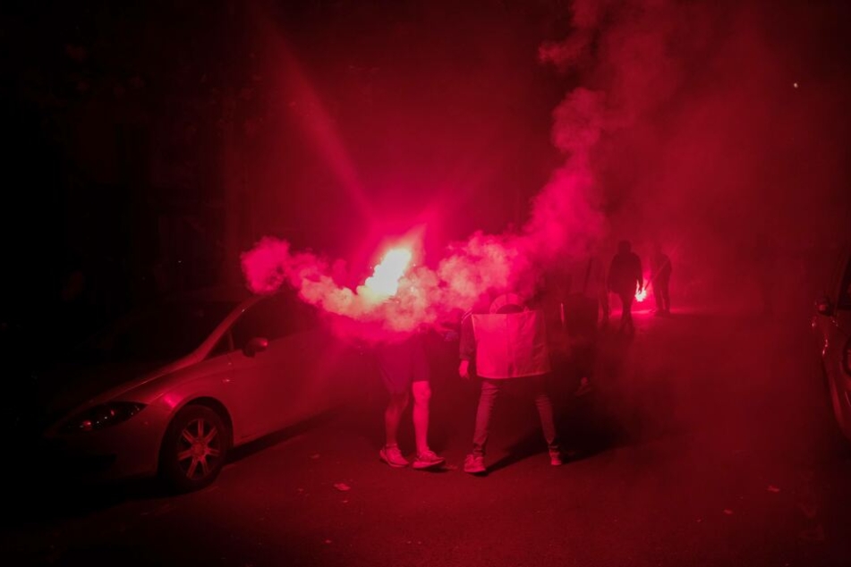 Auf den Straßen von Paris wurde Pyrotechnik abgefeuert.