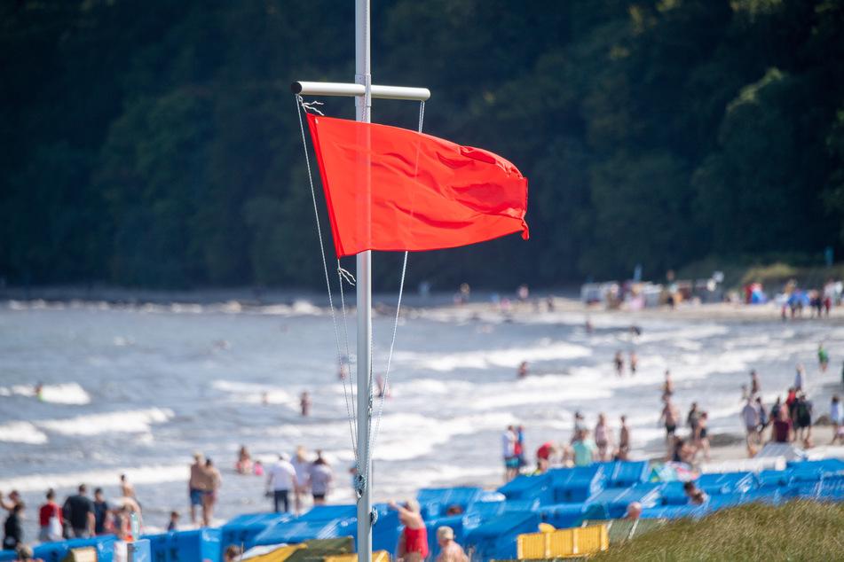 Eine rote Flagge am Meer bedeutet Badeverbot. (Archivbild)