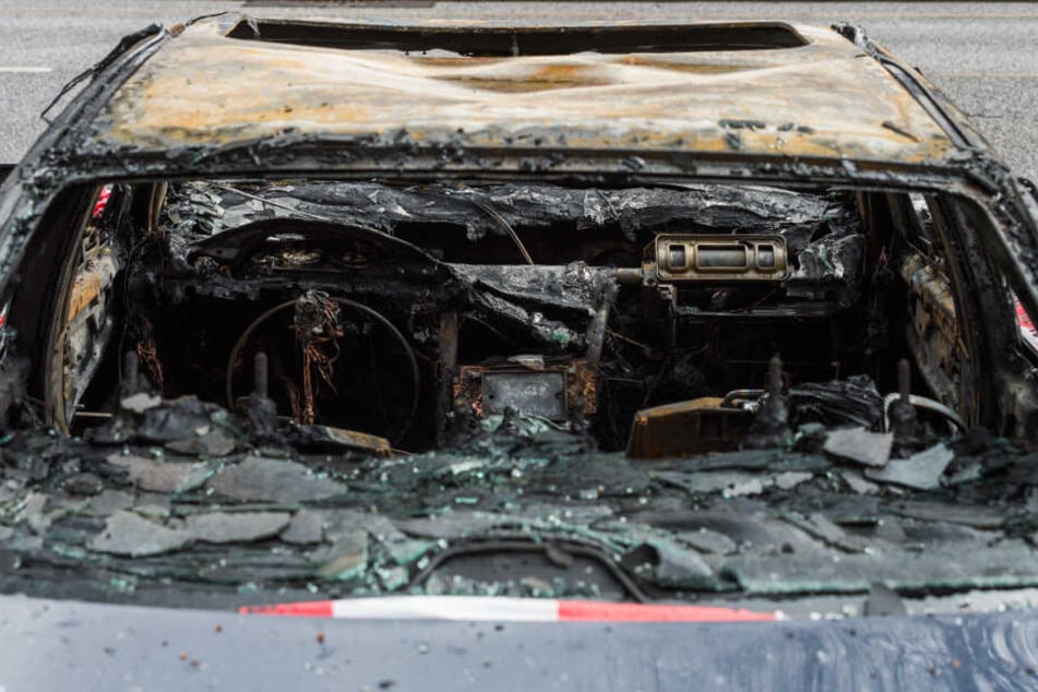 Das Auto ging in Flammen auf und brannte aus. (Symbolbild)