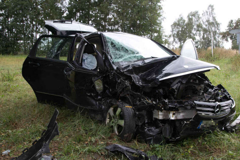 Zwei Autos sind in der Nähe von Plößberg frontal zusammengestoßen.