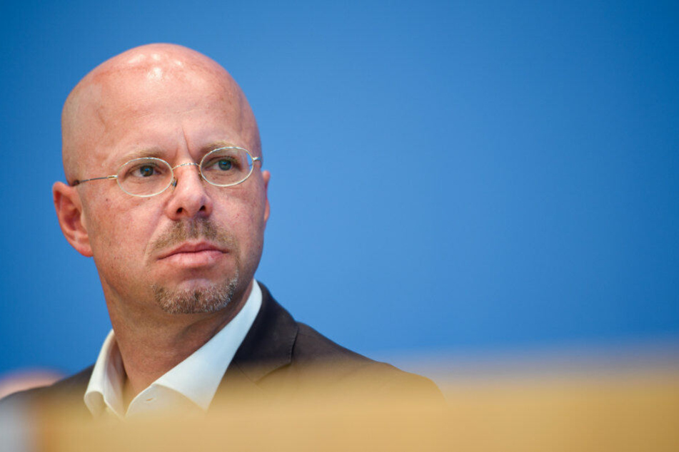 Andreas Kalbitz, Spitzenkandidat der AfD für Brandenburg, spricht während einer Pressekonferenz nach den Landtagswahlen in Brandenburg und Sachsen in der Bundespressekonferenz zu den anwesenden Journalisten.