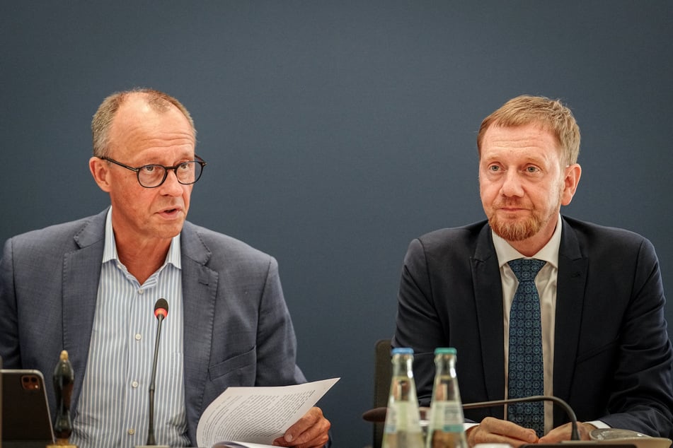 Eine Koalition mit den Grünen? Für MP Michael Kretschmer (49, CDU, r.) keine Option. Kanzlerkandidat Friedrich Merz (69, CDU, l.) zeigte sich zuletzt gesprächsbereit. (Archivbild)