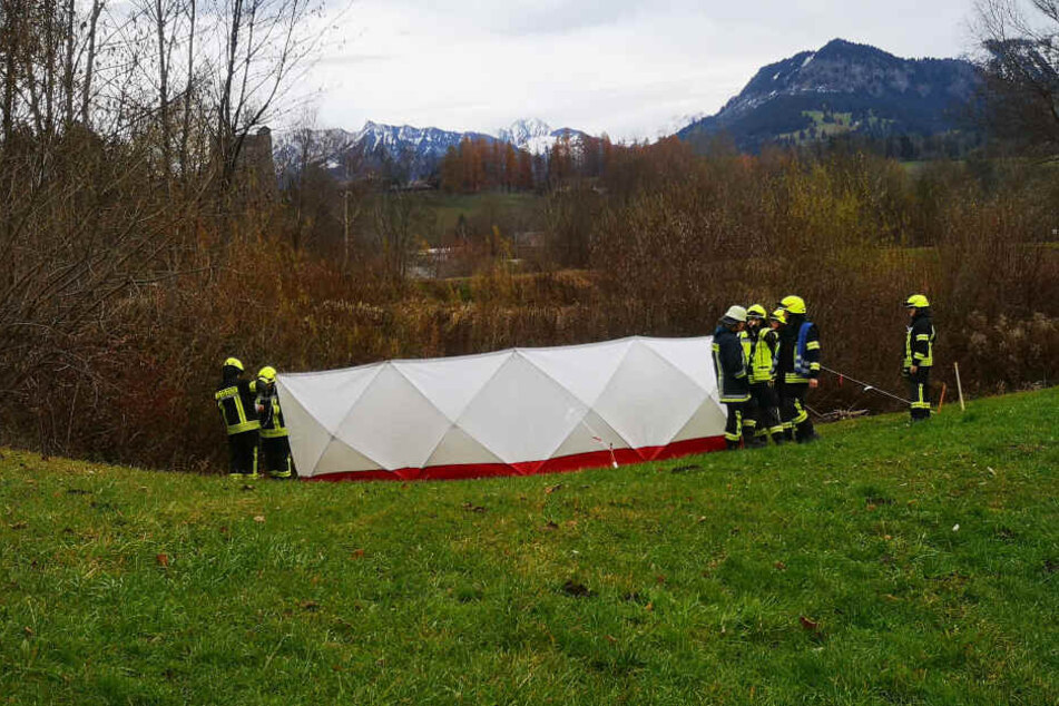 Ein Sichtschutz verbirgt den Fundort der Leiche von der Straße aus.