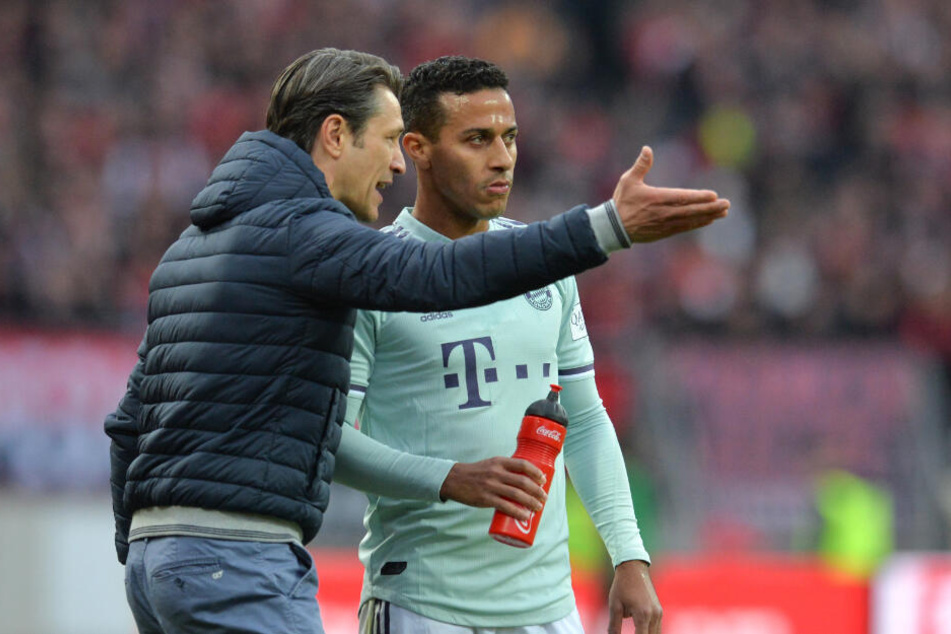 Niko Kovac (l) spricht mit seinem Spieler Thiago.