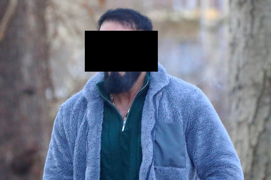 Yüksel B. (34) will seinem Kumpel aus Notwehr in den Hintern geschossen haben.