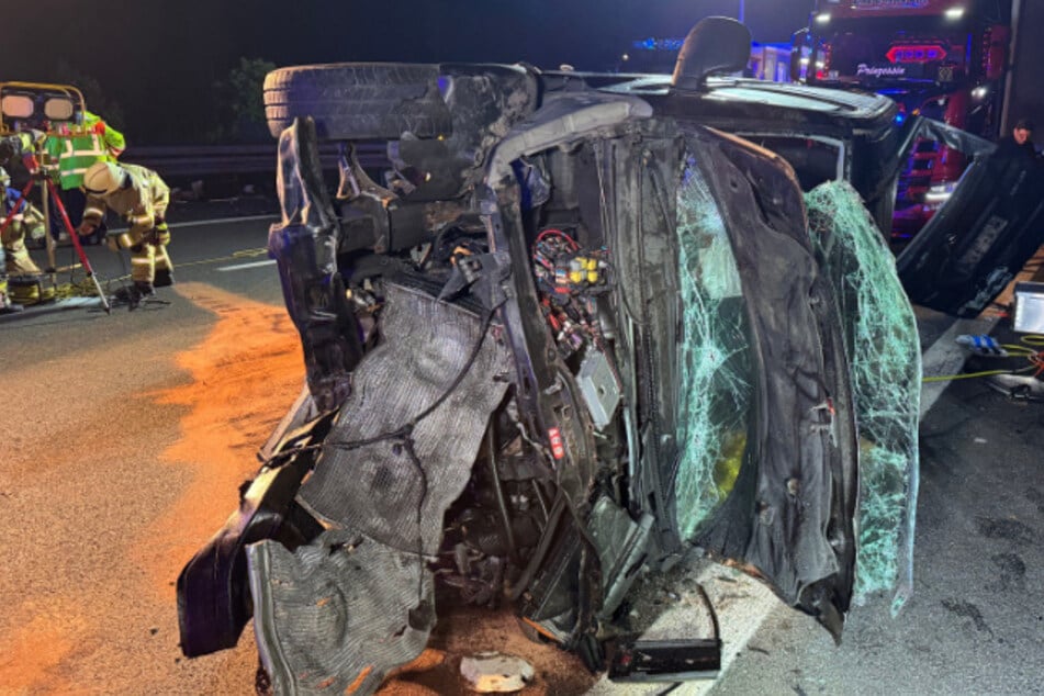 Unfall A9: Transporter kracht mehrfach in Leitplanke und überschlägt sich: Drei Verletzte auf A9