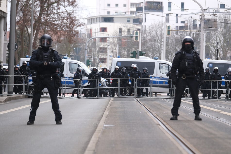 Gegendemonstranten versuchten mehrfach, Polizeisperren zu überwinden.
