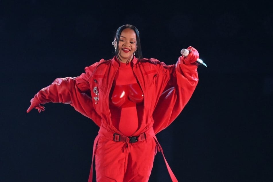 In ihrer spektakulären Halbzeitshow beim Super Bowl hatte Rihanna (35) nicht nur ihr Bühnen-Comeback gefeiert, sondern auch ihre zweite Schwangerschaft verkündet.