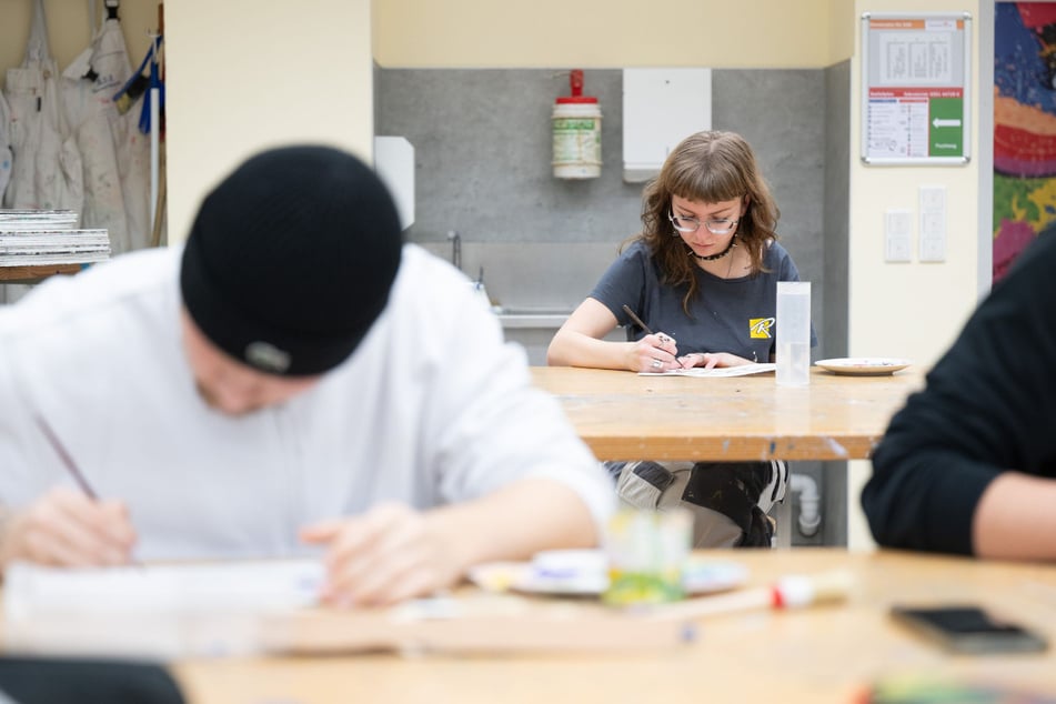 Büffeln für die Gesellenprüfung - Maler und Lackierer im Beruflichen Schulzentrum Bau und Technik Dresden.